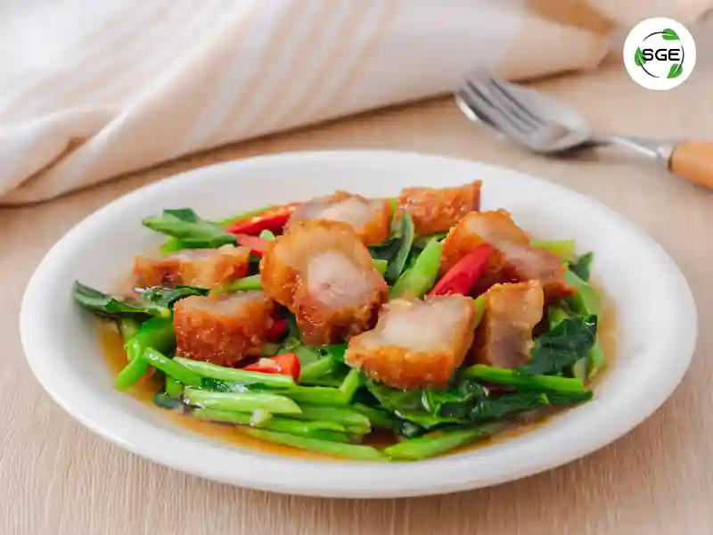 เมนูกับข้าว คะน้าหมูกรอบ
