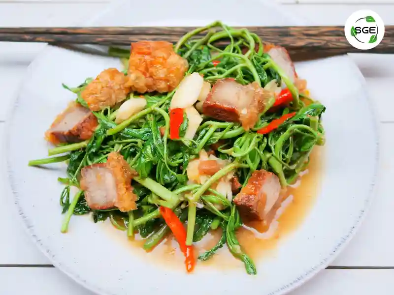 เมนูกับข้าว ผัดกระเฉดไฟแดงหมูกรอบ