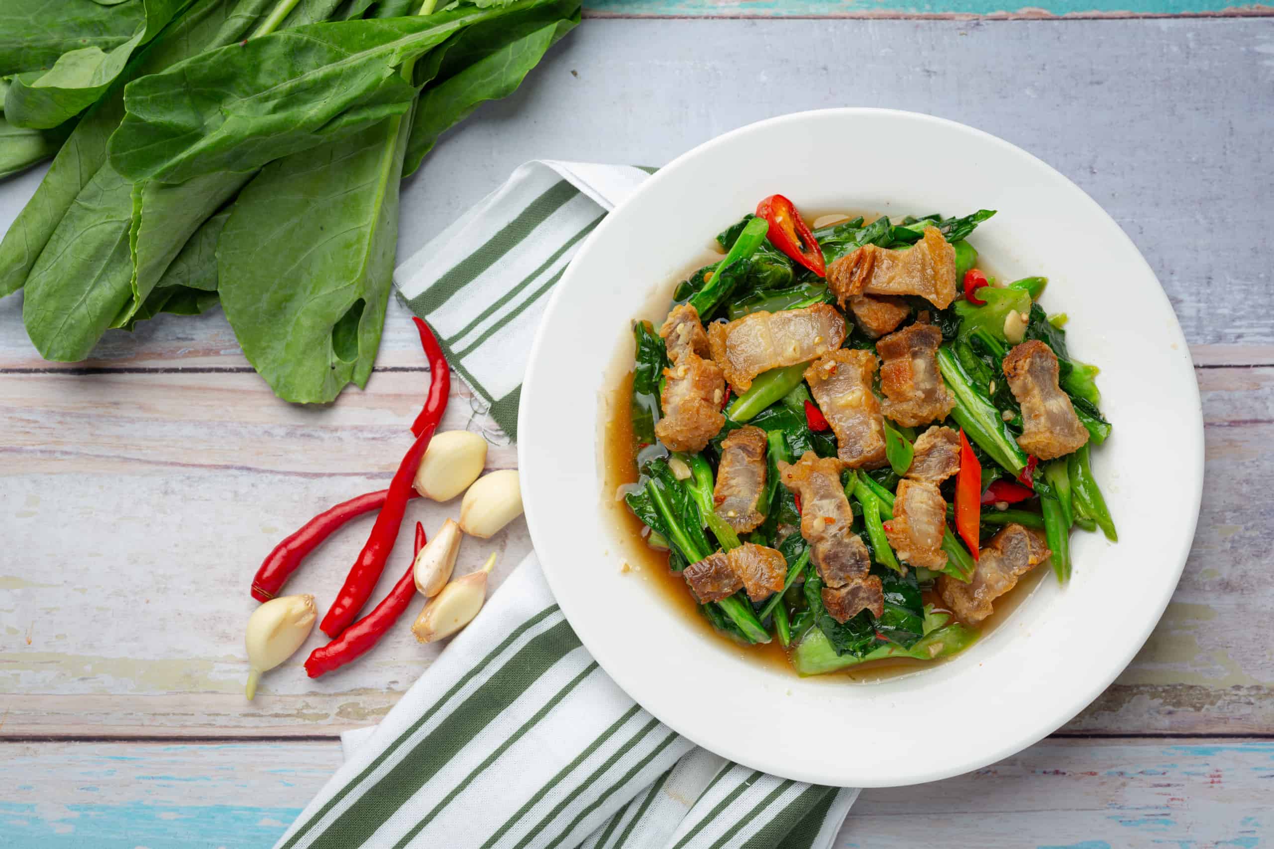 คะน้าหมูกรอบ