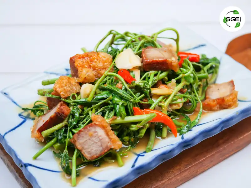 เมนูหมูสามชั้น ผัดกระเฉดหมูกรอบ