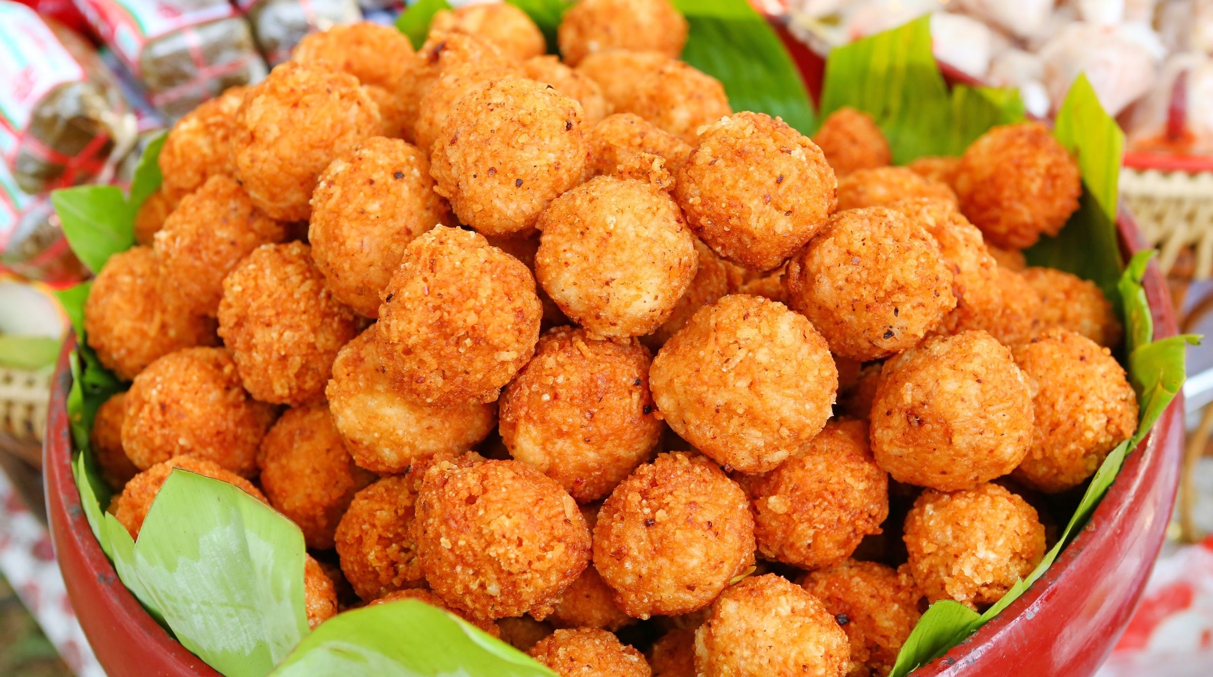 ยำแหนมข้าวทอด