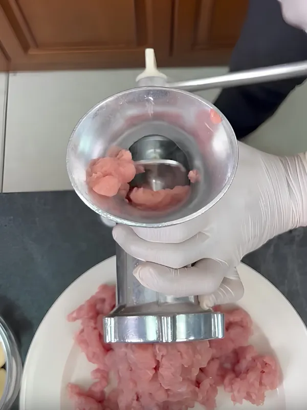 ทดลองบดหมู ด้วยเครื่องบดหมู/เนื้อ เครื่องบดพริกแกง หนีบโต๊ะ ทดลองบดหมู ด้วยเครื่องบดหมู/เนื้อ เครื่องบดพริกแกง หนีบโต๊ะ