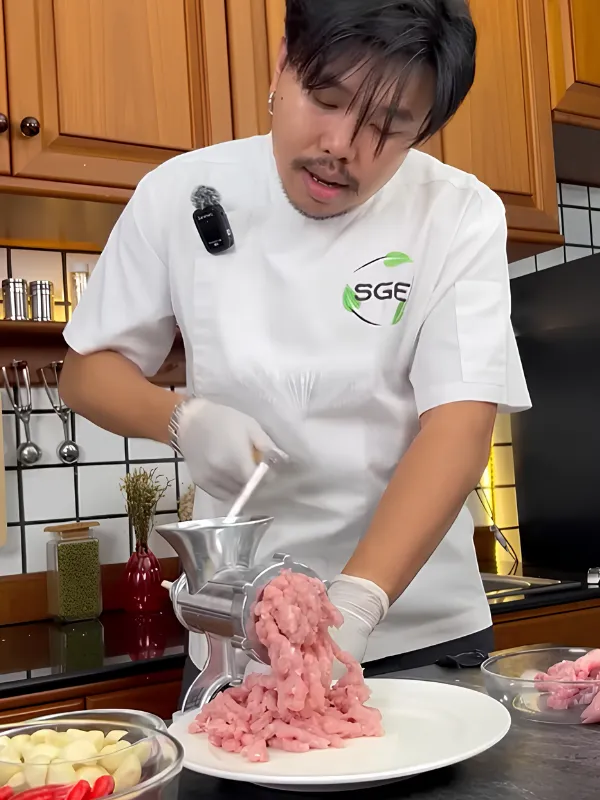 ทดลองบดหมู ด้วยเครื่องบดหมู/เนื้อ เครื่องบดพริกแกง หนีบโต๊ะ ทดลองบดหมู ด้วยเครื่องบดหมู/เนื้อ เครื่องบดพริกแกง หนีบโต๊ะ