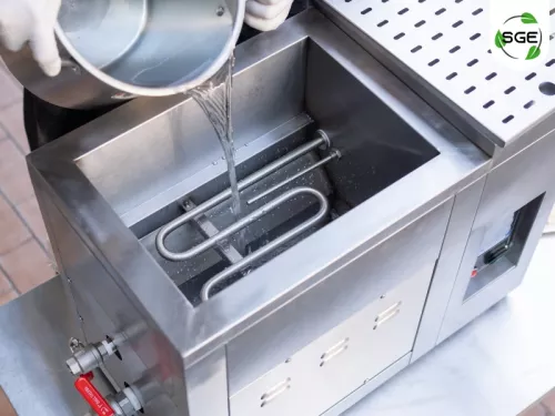 เติมน้ำสะอาดลงในหม้อทอด ให้ระดับน้ำอยู่ต่ำกว่าวาล์วระบายน้ำมันประมาณ 3 ซม.