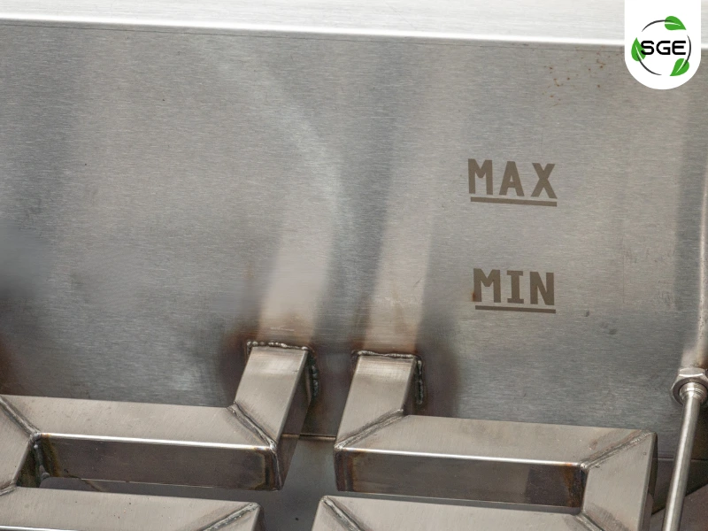 เติมน้ำมันสำหรับทอดลงไป จนระดับอยู่เหนือขีด min