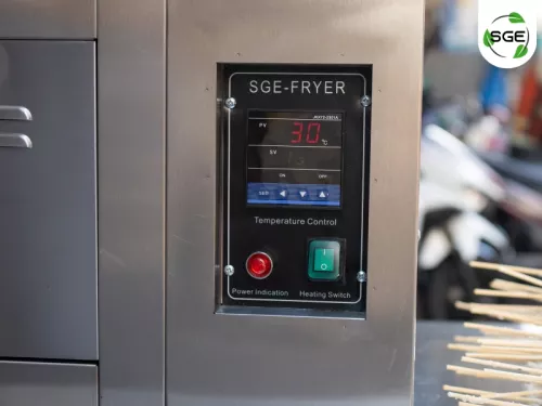 รอจนไฟแสดงสถานะขึ้นสีแดงปรากฏขึ้น แสดงว่าน้ำมันร้อนได้ที่แล้ว