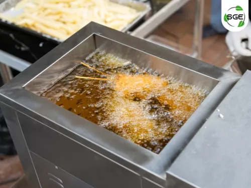 นำวัตถุดิบที่เตรียมไว้ลงทอดตามระยะเวลาที่เหมาะสม