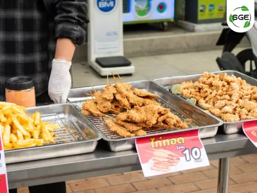 หลังทอดเสร็จ นำขึ้นพักสะเด็ดน้ำมัน เท่านี้ก็พร้อมเสิร์ฟแล้ว