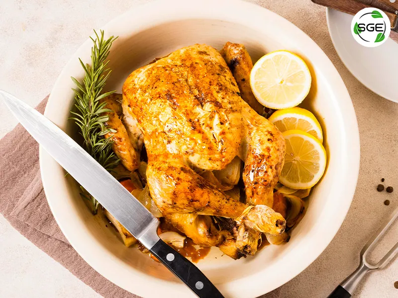 ไก่อบสมุนไพร ไก่อบสมุนไพรทั้งตัวอยู่ในจาน