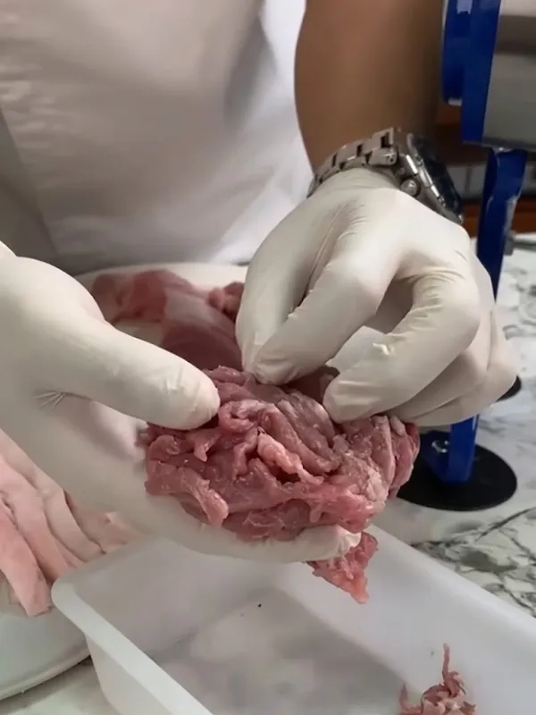 ทดลองหั่นหมู ด้วยเครื่องหั่นมือหมุน ทดลองหั่นหมู ด้วยเครื่องหั่นมือหมุน