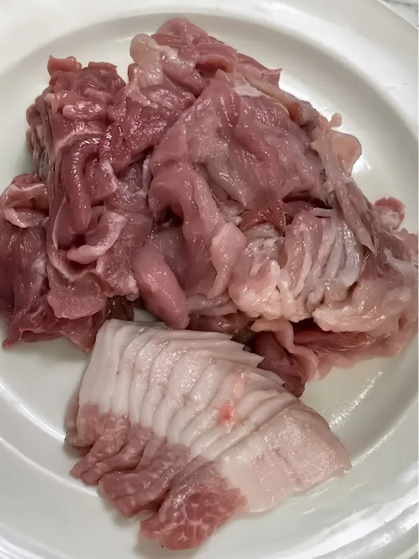 ทดลองหั่นหมู ด้วยเครื่องหั่นมือหมุน ทดลองหั่นหมู ด้วยเครื่องหั่นมือหมุน