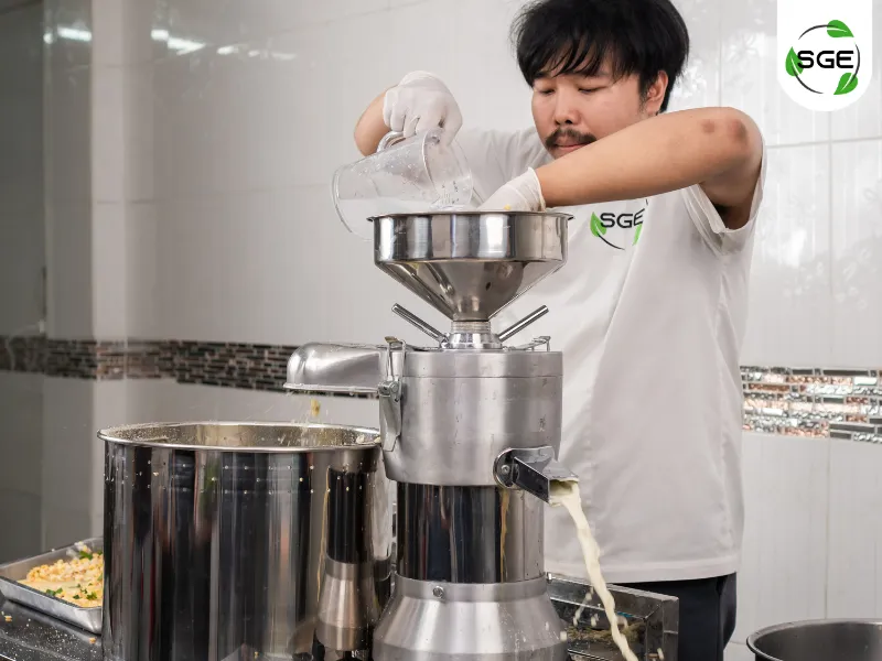 วิธีทำ น้ำเต้าหู้ ขั้นตอนการเติมน้ำสะอาด