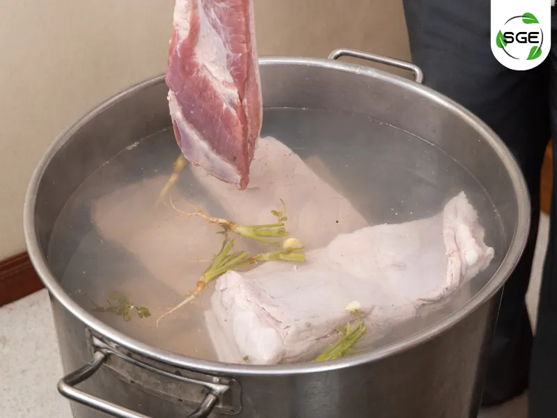 วิธีทำ หมูกรอบ ขั้นตอนการใส่หมูสามชั้น