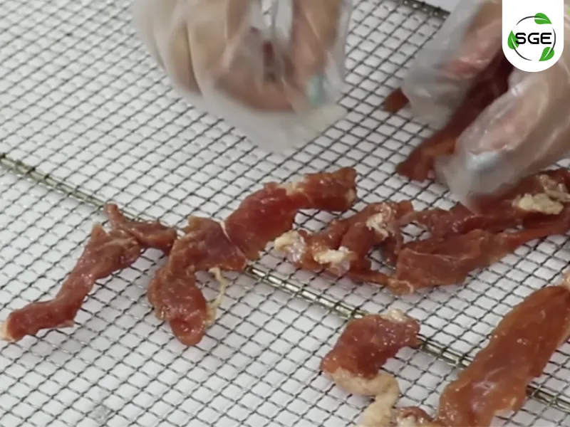 วิธีการใช้งาน ตู้อบลมร้อน GE วางอาหารบนถาดอบ