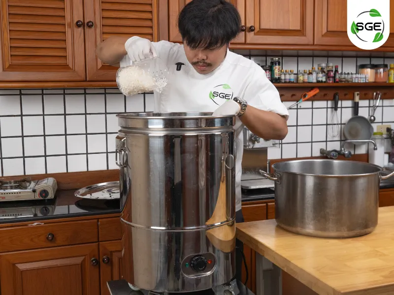 วิธีทำ นึ่งข้าวเหนียว ขั้นตอนการใส่ข้าวเหนียวลงไปหม้อ วิธีทำ นึ่งข้าวเหนียว ขั้นตอนการใส่ข้าวเหนียวลงไปหม้อ