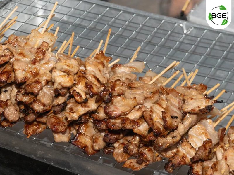 วิธีทำ หมูปิ้ง ขั้นตอนการย่างจนสุกดีแล้ว จัดเสิร์ฟพร้อมข้าวเหนียว