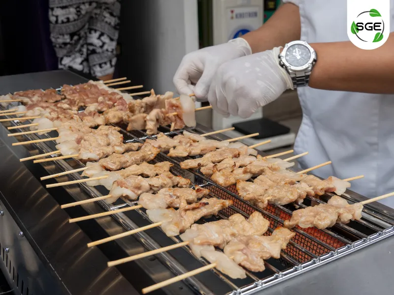 วิธีทำ หมูปิ้ง ขั้นตอนการนำหมูเสียบไม้ไปปิ้งบน เตาย่าง