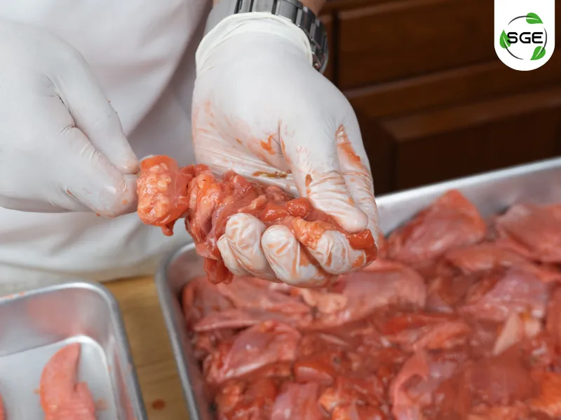 วิธีทำ ไก่ย่างแดง ขั้นตอนการนำชิ้นไก่มาเสียบไม้ วิธีทำ ไก่ย่างแดง ขั้นตอนการนำชิ้นไก่มาเสียบไม้