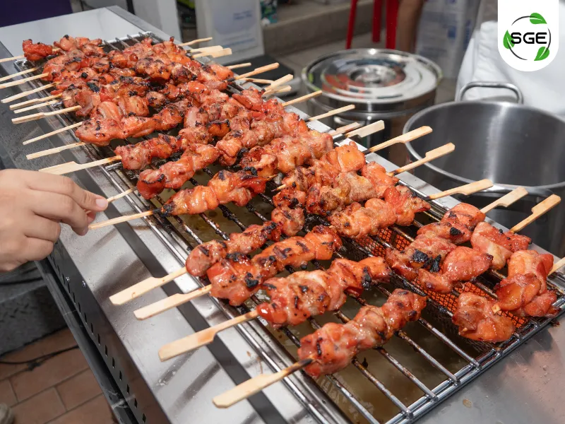 วิธีทำ ไก่ย่างแดง ขั้นตอนการนำไก่เสียบไม้ไปปิ้งบน เตาย่างอินฟาเรด SGE วิธีทำ ไก่ย่างแดง ขั้นตอนการนำไก่เสียบไม้ไปปิ้งบน เตาย่างอินฟาเรด SGE