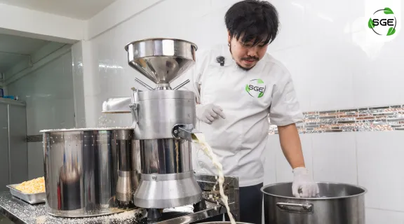 น้ำเต้าหู้กำลังไหลจากเครื่องทำน้ำเต้าหู้แบบแยกกาก