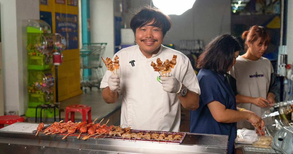 ไอเดียธุรกิจ "เปิดร้านหมูปิ้ง" ลงทุนน้อย กำไรทุกวัน ลูกค้าต่อแถวเพียบ!