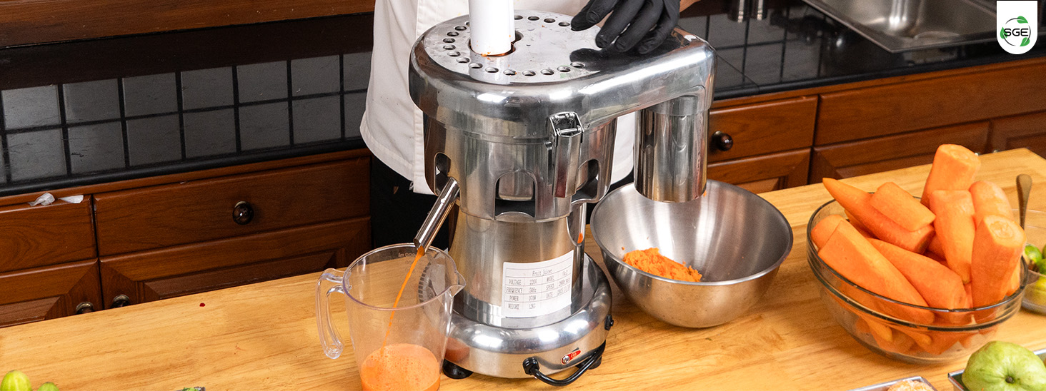 ภาพถ่ายสินค้าขณะใช้งาน เครื่องคั้นน้ำผลไม้แยกกาก FJI370