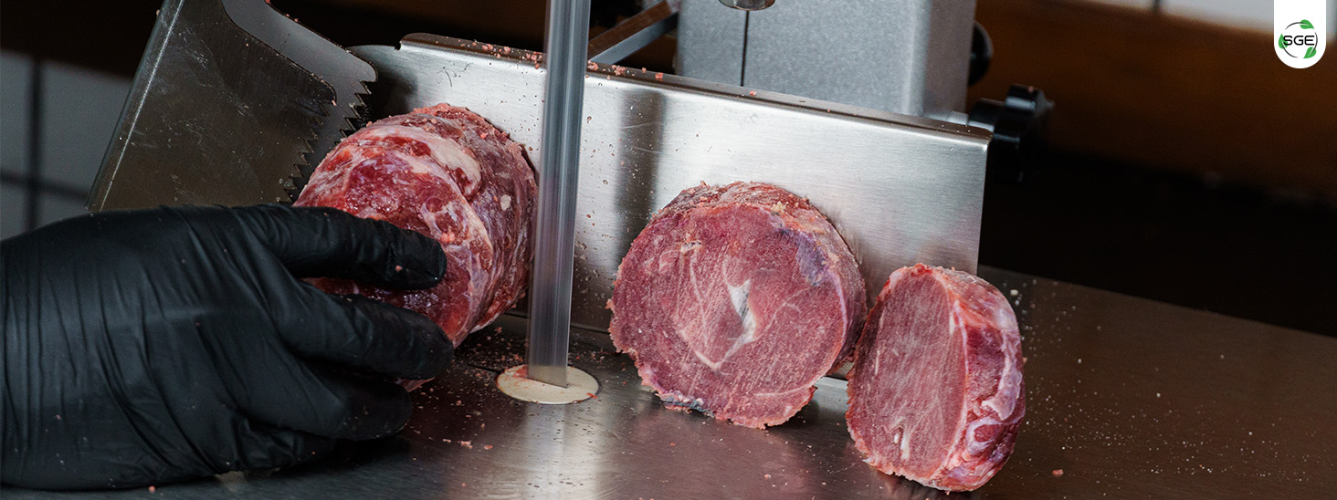 ภาพถ่ายสินค้าจริง เครื่องตัดกระดูก รุ่น ECO กำลังทำงาน ภาพถ่ายสินค้าจริง เครื่องตัดกระดูก รุ่น ECO กำลังทำงาน