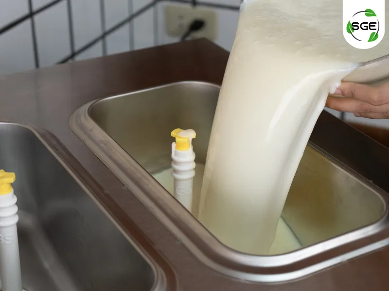 วิธีใช้งานเครื่องทำไอศครีม Soft Serve 3 หัว รุ่น Standard การเทส่วนผสมลงเครื่อง