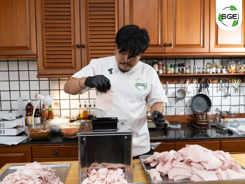 นำหนังหมูใส่เข้าไปใน เครื่องสไลด์หมู วิธีทำ น้ำพริกหมูกระจก