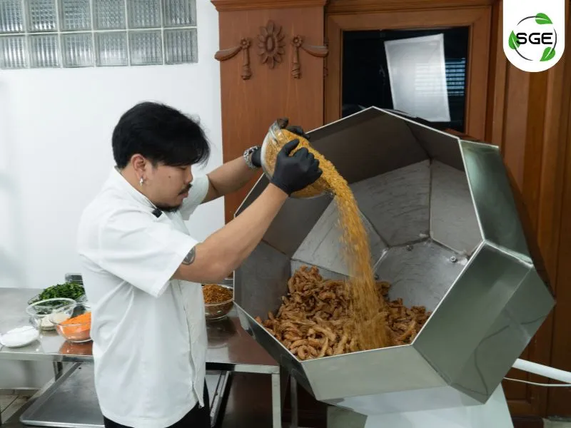 ใส่หมูกระจก กระเทียมเจียว หอมเจียวและใบมะกรูดลงไป ใส่หมูกระจก กระเทียมเจียว หอมเจียวและใบมะกรูดลงไป