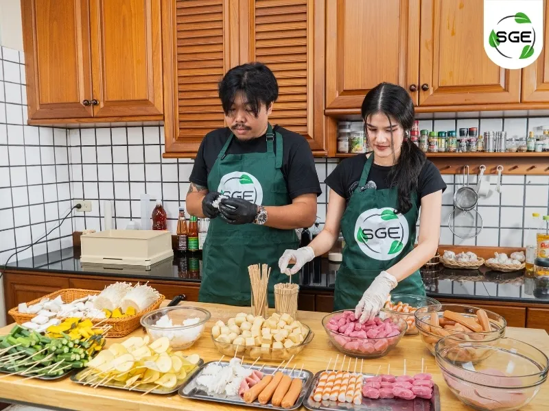 เตรียมเนื้อสัตว์ และลูกชิ้นเสียบไม้ให้พร้อม วิธีทำ หม่าล่าทอด