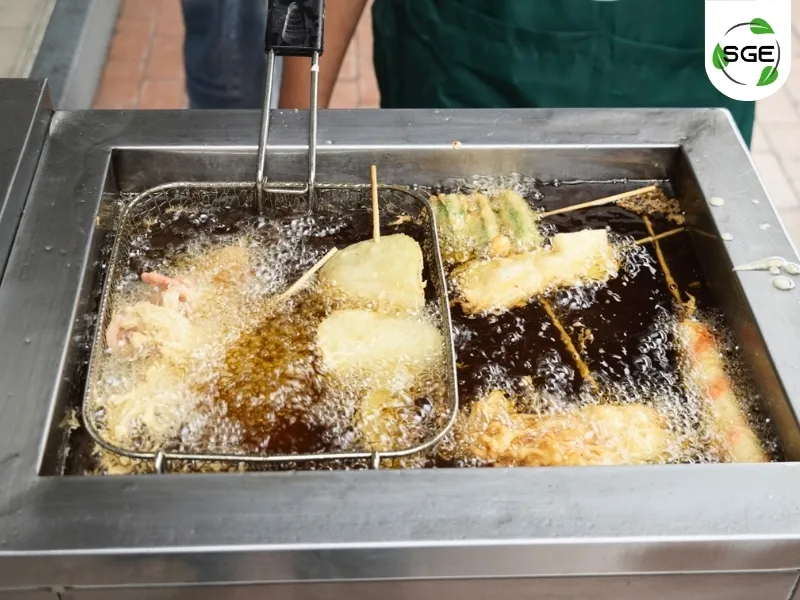 นำเนื้อสัตว์และลูกชิ้นลงทอดใช้ไฟประมาณ 160 องศา นำเนื้อสัตว์และลูกชิ้นลงทอดใช้ไฟประมาณ 160 องศา