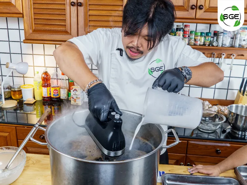 18092026-grass-jelly-with-fresh-milk-shop-09 วิธีทำ เฉาก๊วยนมสด
ขั้นตอนการใส่ผงวุ้น
