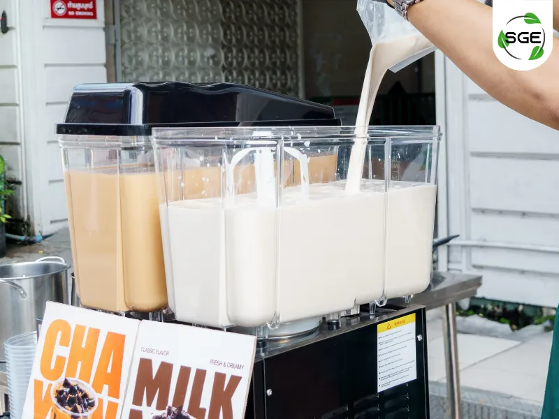 18092026-grass-jelly-with-fresh-milk-shop-11 วิธีทำ เฉาก๊วยนมสด
ขั้นตอนการรอเฉาก๊วยที่เซตตัวและถูกตัดแบ่งเป็นชิ้น ๆ